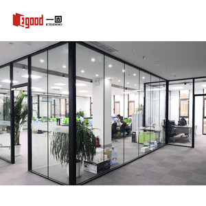 Sistema di pareti divisorie modulare per ufficio con vetro e legno Design divisore personalizzato per la separazione interna - Product Image 1