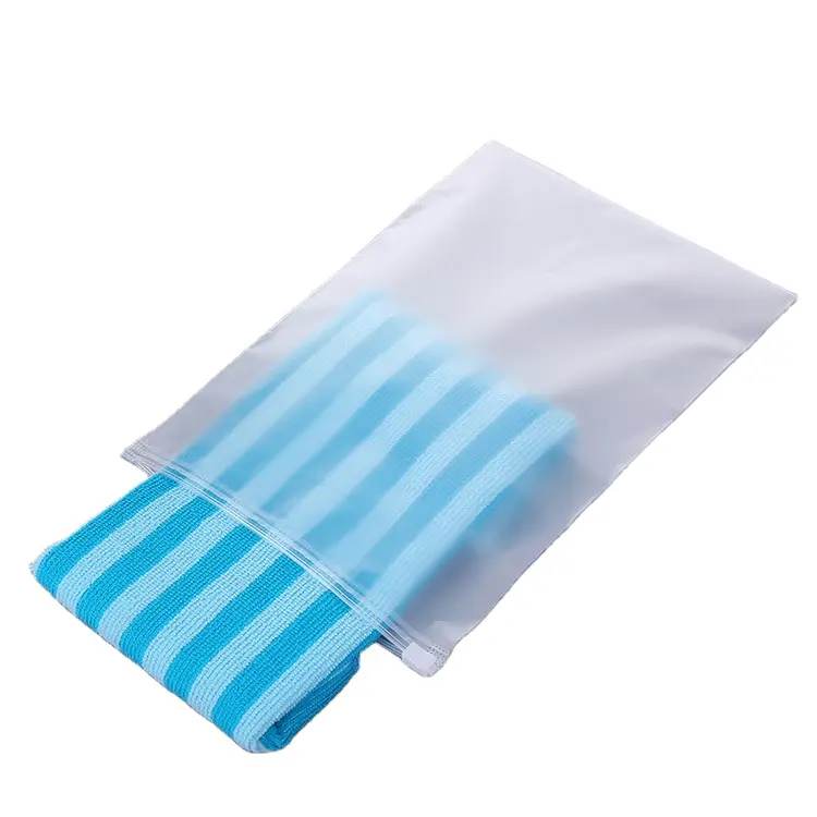 Özel mat biyolojik olarak parçalanabilir plastik ambalaj fermuarlı çantalar buzlu T Shirt mayo Zip kilit giyim çanta Logo ile