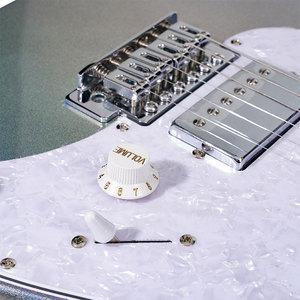 جيتار كهربائي كليفان بألوان قزحية مع عنق من خشب القيقب ومستشعرات S-S-H وتحكم خماسي الاتجاهات - Product Image 4