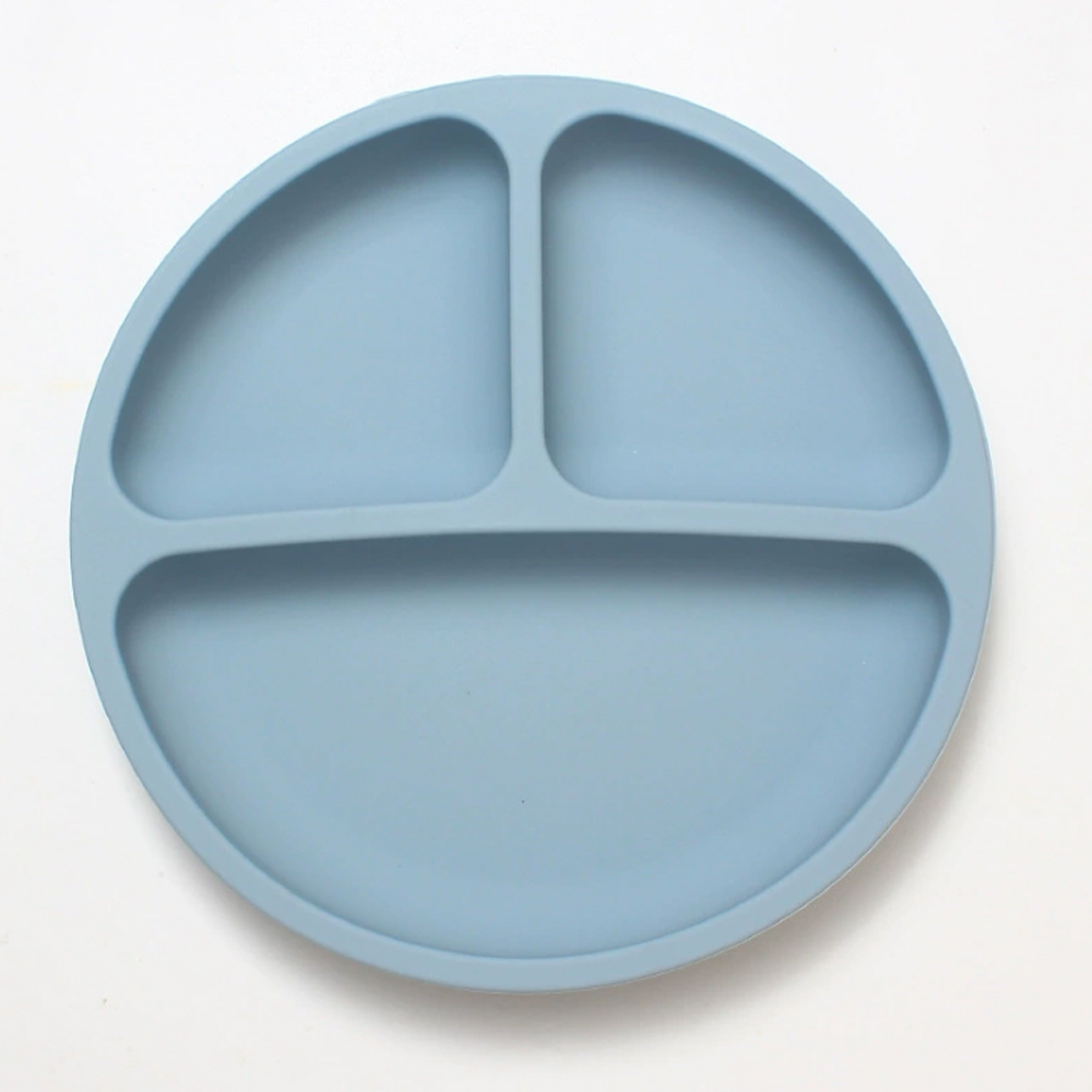 La placa de la cara sonriente es azul.