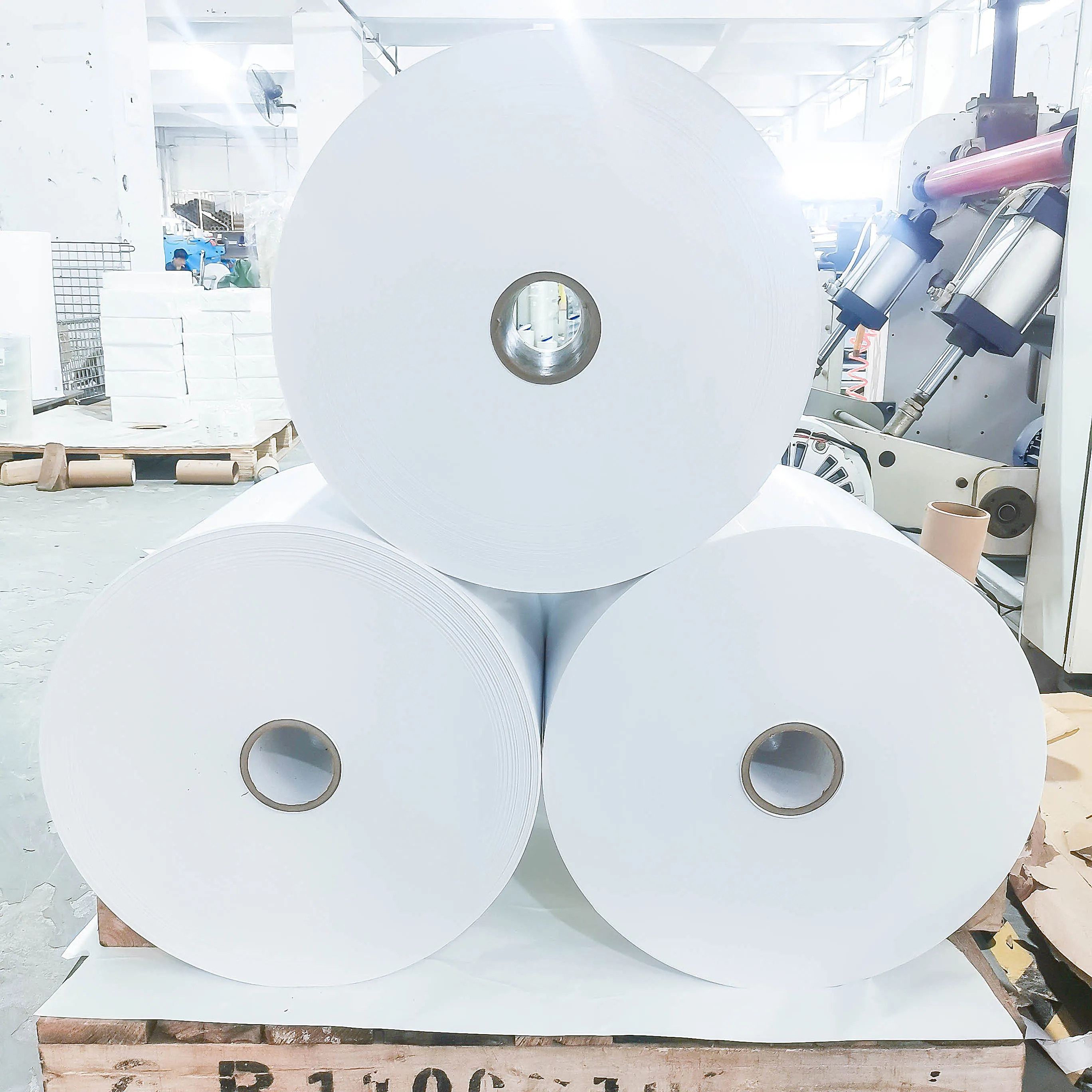 防水PETアクリル防水テープラベル素材ラベル接着剤ジャンボロール工場価格マットシルバー印刷なしBR