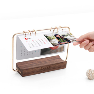 Gỗ Rắn Ảnh & Tin Nhắn Chủ Với Khắc Thiết Kế Óc Chó & Beech Máy Tính Để Bàn Lịch Cơ Sở Nhà Chủ Đề Quà Tặng - Product Image 2