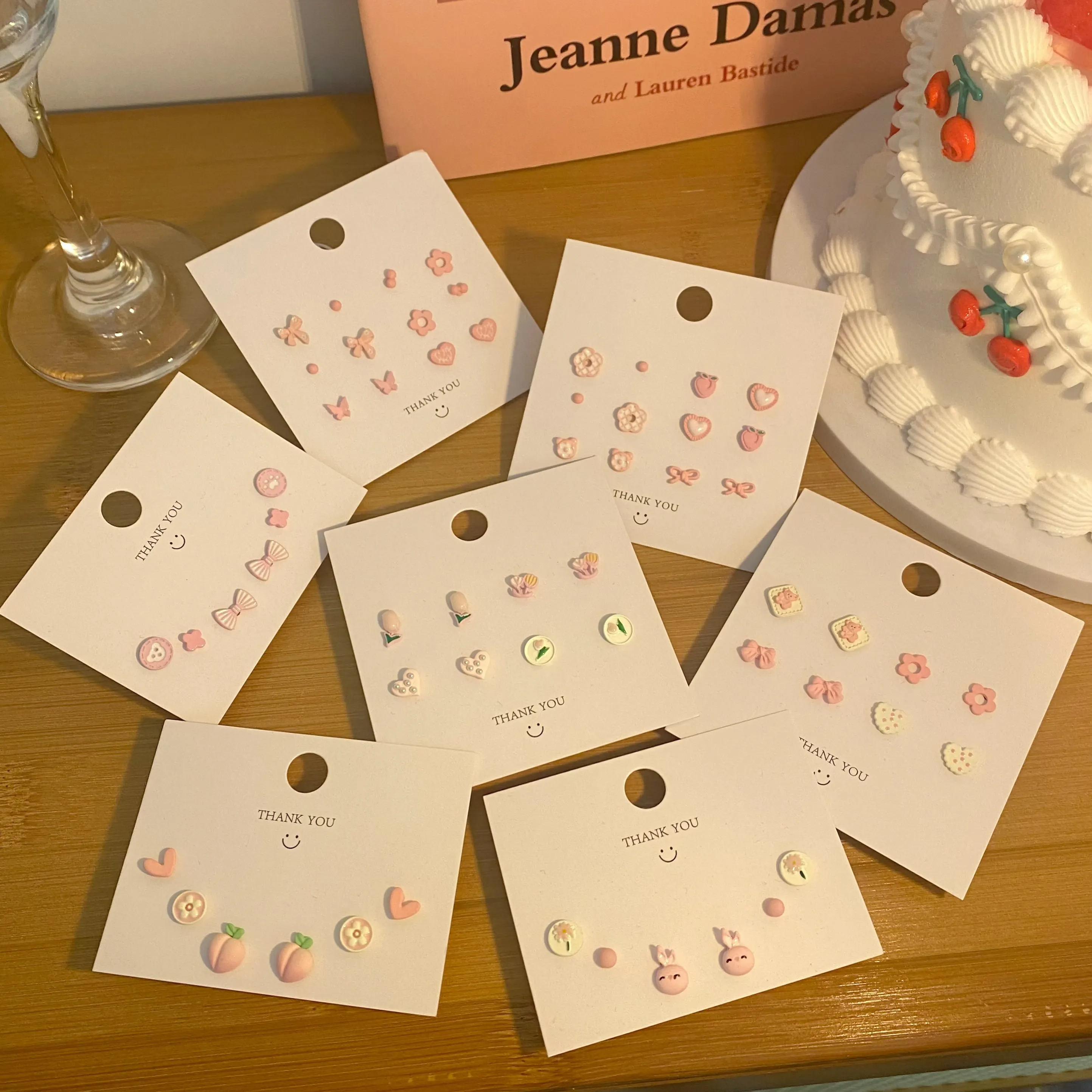 Vente en gros de petites boucles d'oreilles roses pour femmes pour l'été coréen et américain