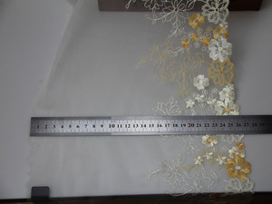 五颜六色的刺绣物品，以精美的刺绣和水溶性花边为特色。 - Product Image 6