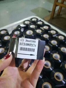 Kostenlose Probe Schwarz 30mm Breite 100m Länge Heiß präge folie für Codier maschinen drucker Kunststoff folie Papier Datums codierung sband