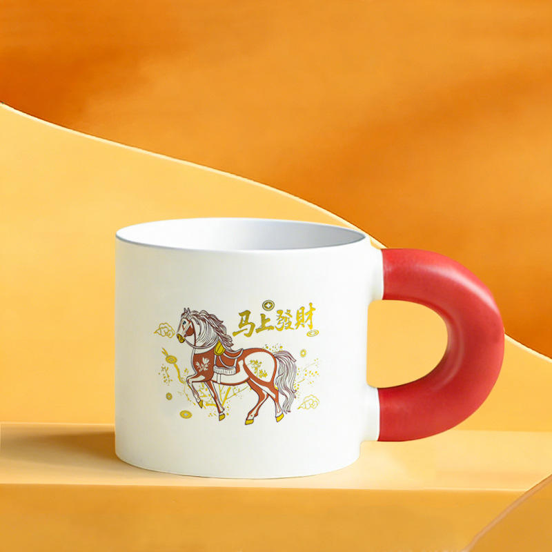 ถ้วยทรงอ้วน ด้ามจับสีขาวด้านและสีแดง