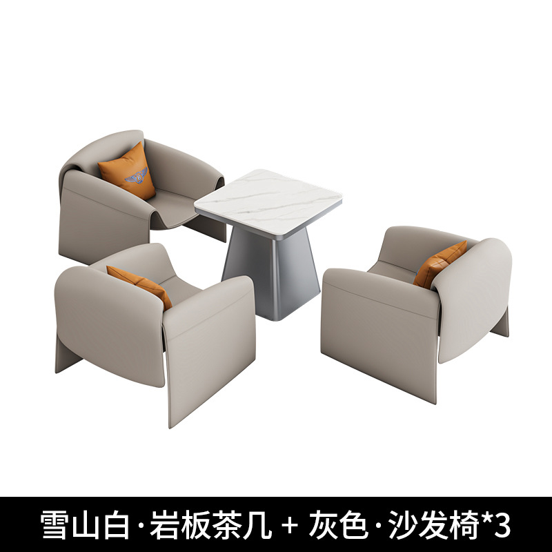 Table carrée de 60 cm et 3 fauteuils gris.