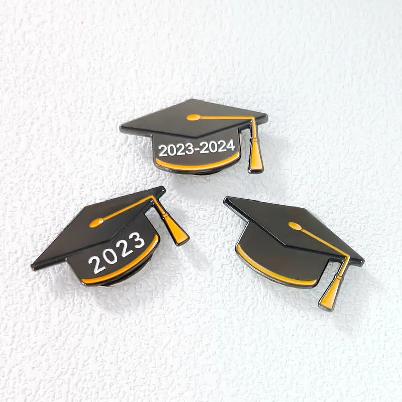 Nos graduamos Venta caliente 2024 regalo de graduación comercio Pin broches tapas forma esmalte suave Pin insignia al por mayor