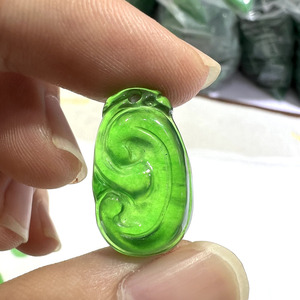 Toptan 30mm yüksek kaliteli Myanmar yeşim oyma yeşil rastgele şekil bitki kolye taş takı kolye DIY aksesuarları - Product Image 3