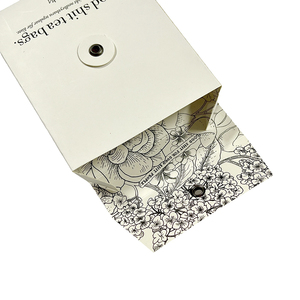 Confezionamento di stringa di carta fantasia lucida con texture assortita personalizzata e busta a bottone