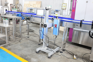 U TECH fabrika doğrudan tedarik komple otomatik üretim hattı ekipmanları: PET şişe lazer tarih kodlama yazıcı sistemi - Product Image 2