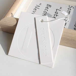 Lüks beyaz kare salıncak Hangtags özel kabartmalı Logo toptan High-End kalın kağıt giysi çanta ayakkabı şapka için Hangtags