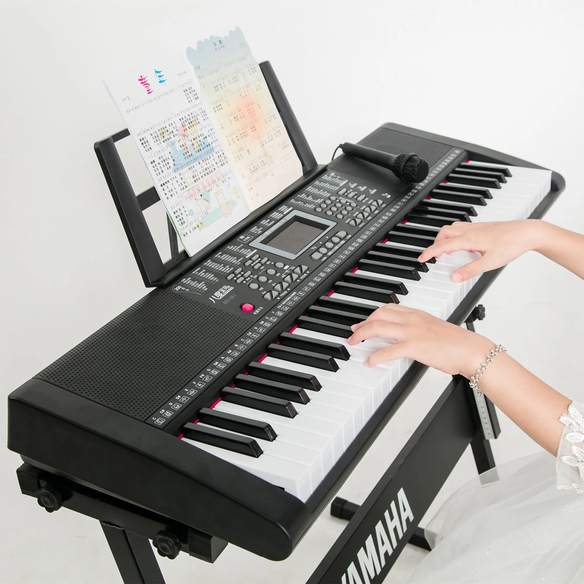Clavier de piano numérique électronique à 61 touches de haute qualité populaire pour les débutants apprenant un instrument de synthétiseur en vente