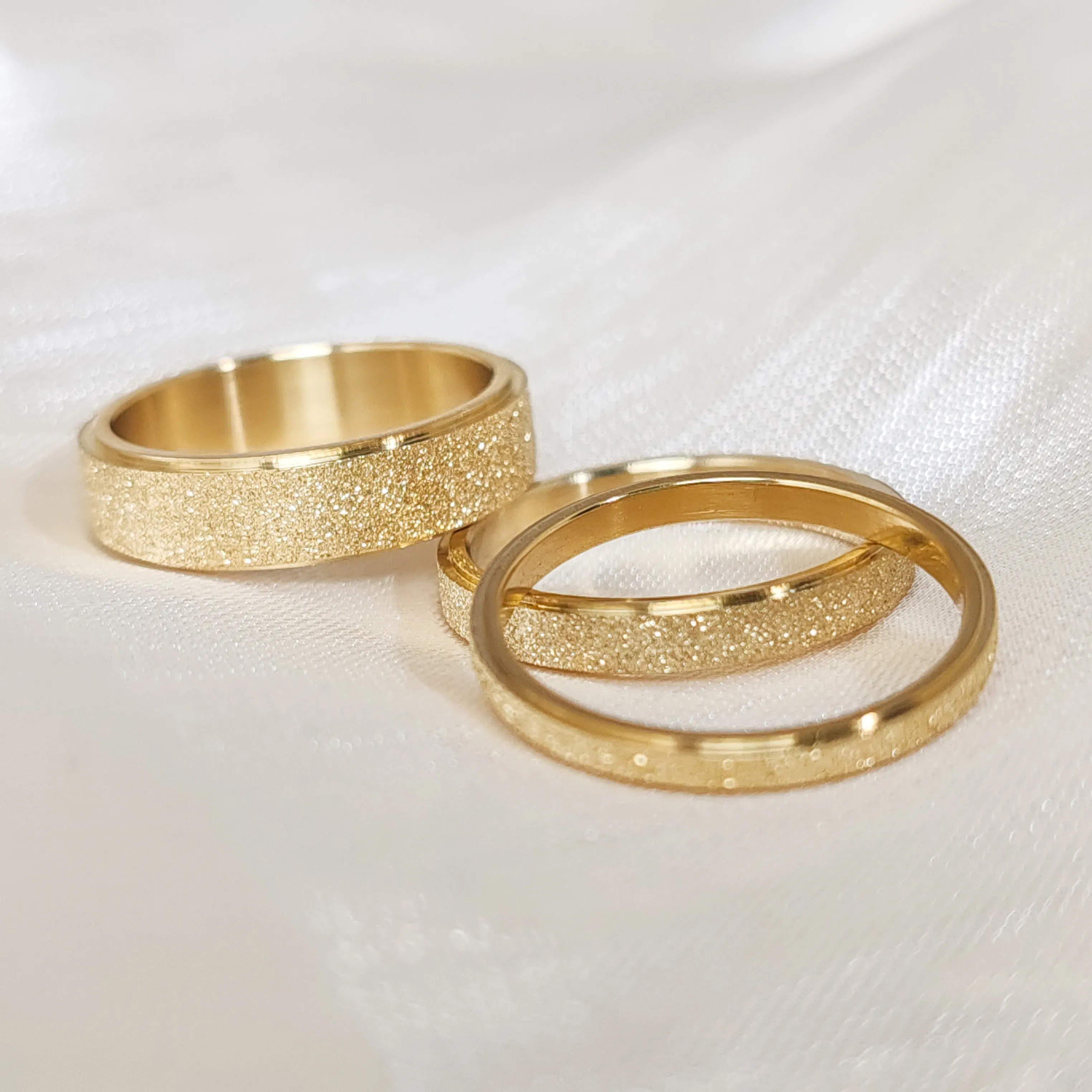 Anel de aço inoxidável minimalista barato para homens e mulheres, joia banhada a ouro para casal de noivado, anel de gelo