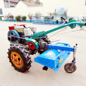 2轮拖拉机在拖拉机手扶拖拉机后面行走，带圆盘犁拖车 - Product Image 3