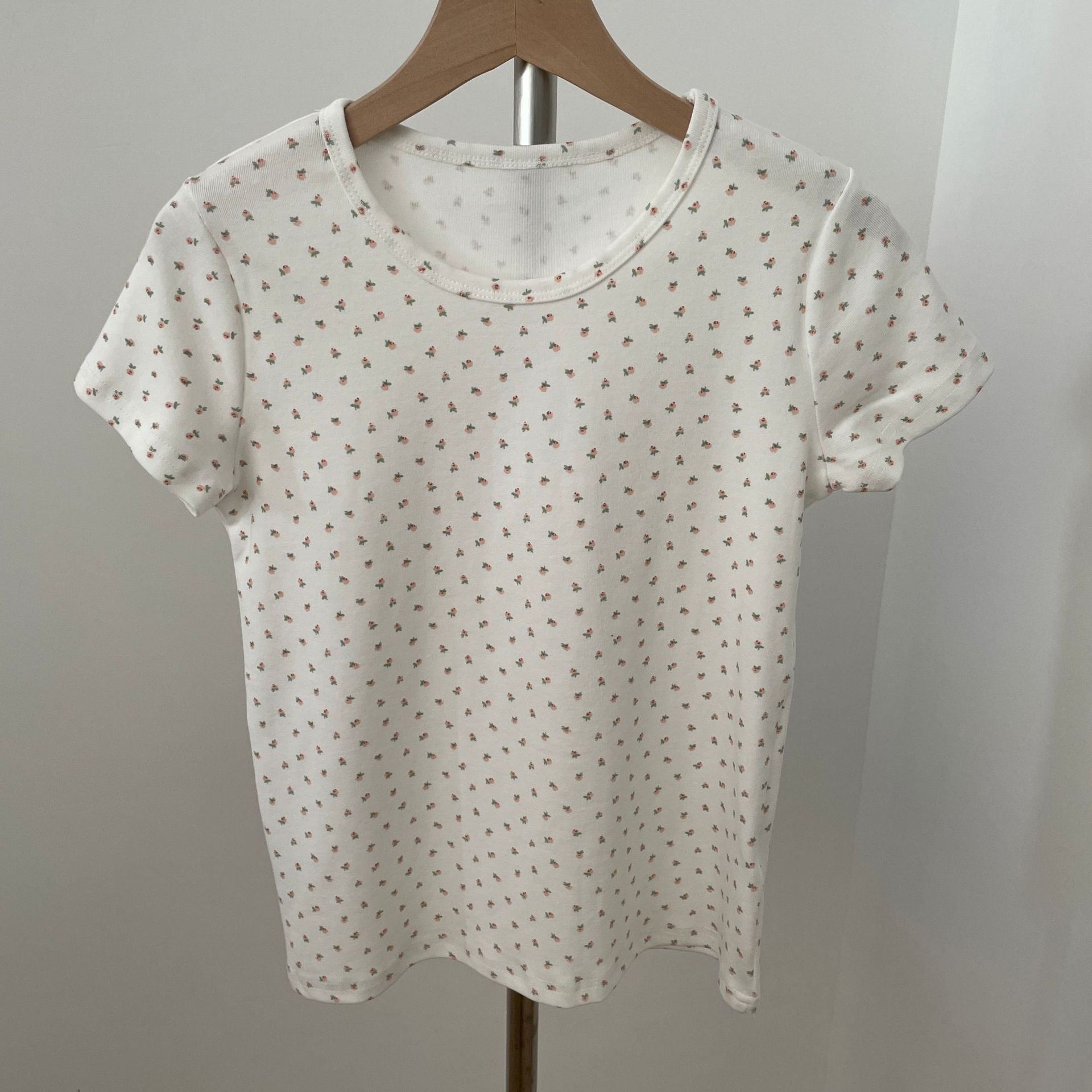 Petite fleur rose fond blanc - T-shirt
