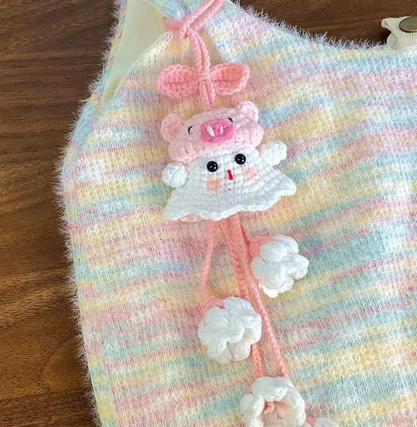Ciondolo a forma di maialino rosa con fantasma e mughetto, prodotto finito