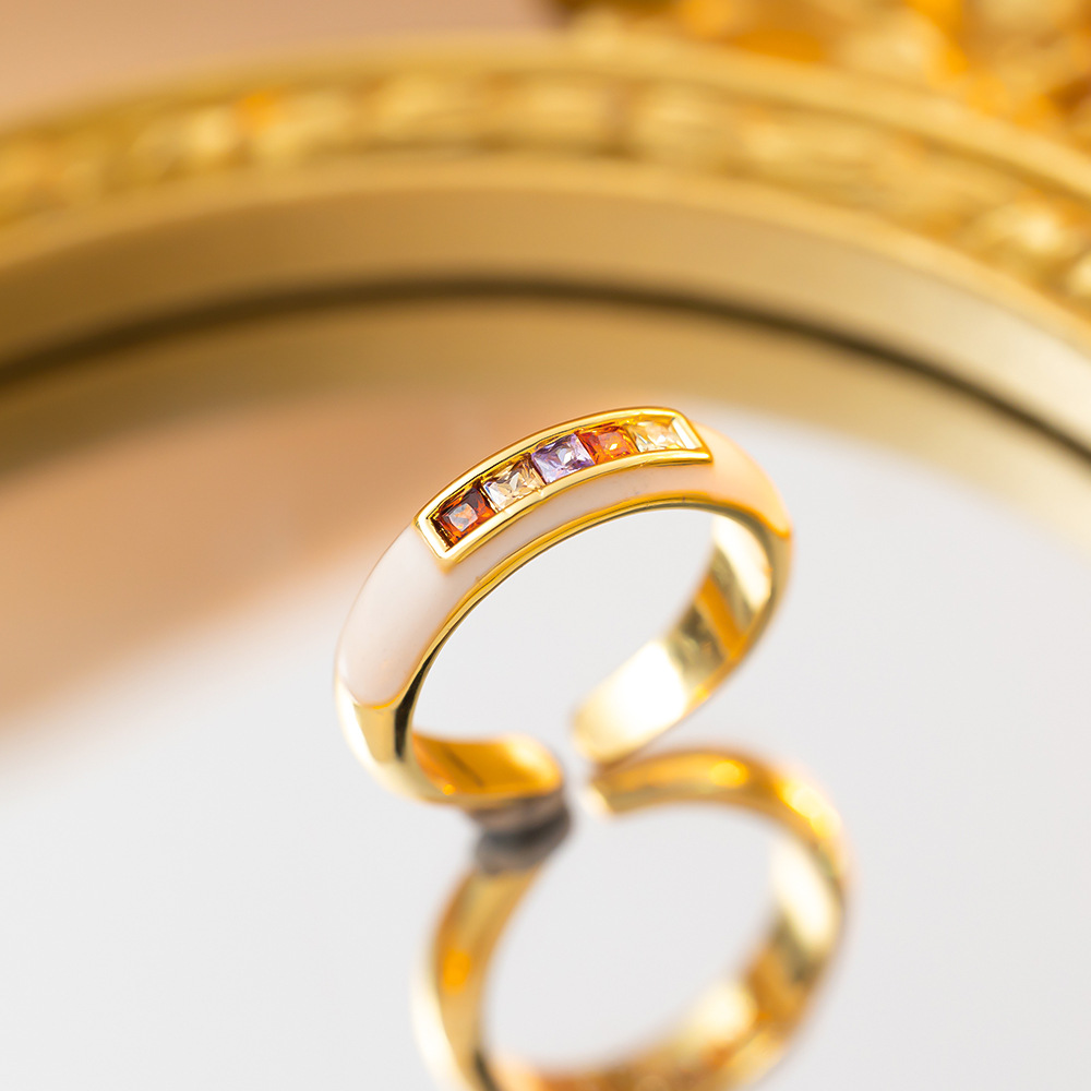 Bague en or avec diamant de couleur et glaçure goutte blanche.