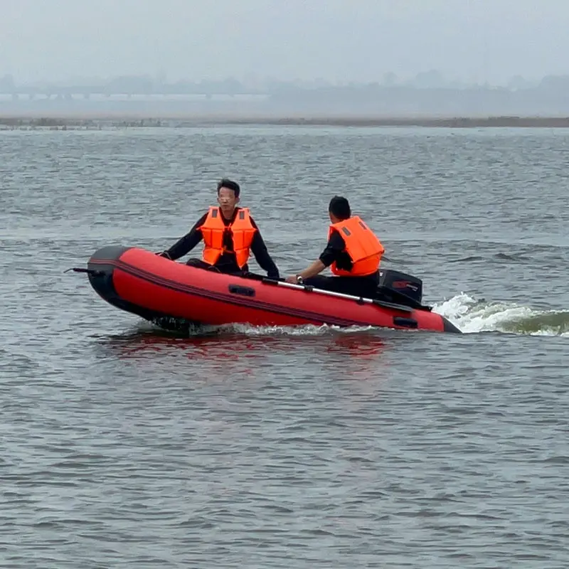 Un barco en stock se puede usar para pescar, surfear, barcos de asalto y kayaks