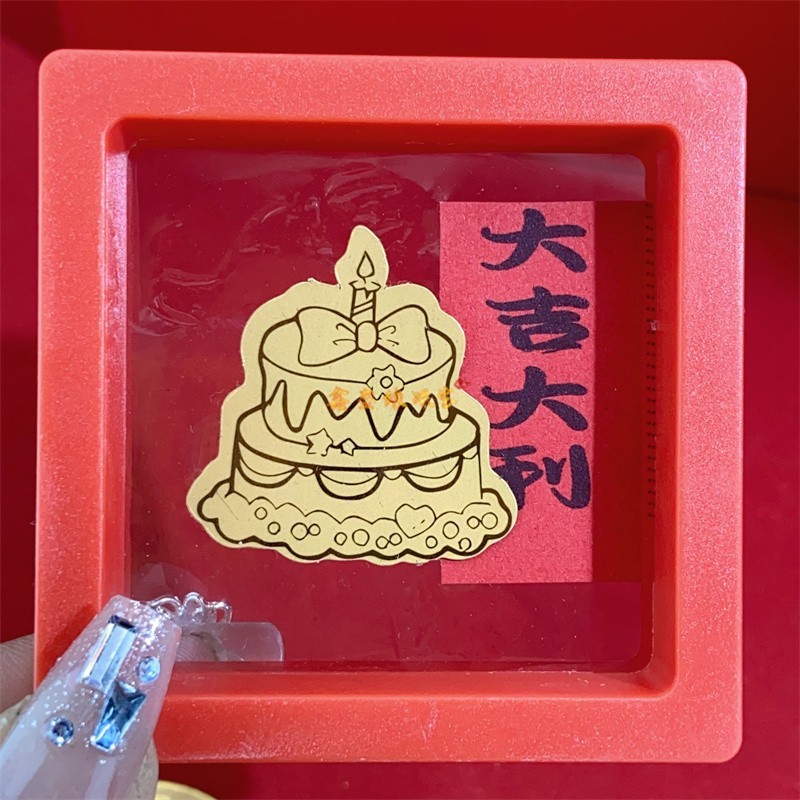 Gâteau d'anniversaire + boîte rouge + papier pour étiquettes aléatoire