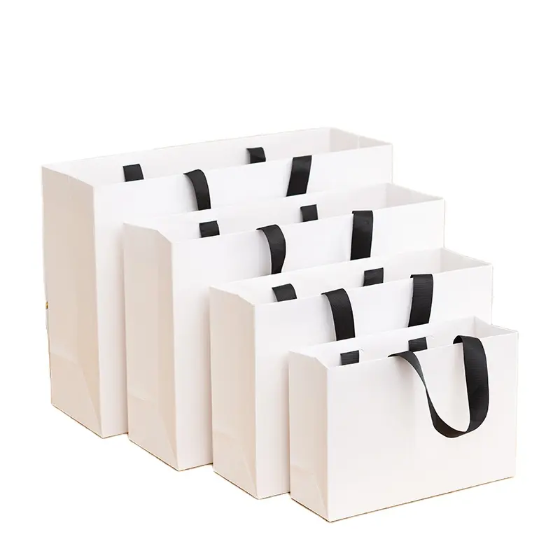 حقائب ورقية صديقة للبيئة لتغليف الهدايا في حفلات أعياد الميلاد مزودة بأيدي مسك من الأشرطة