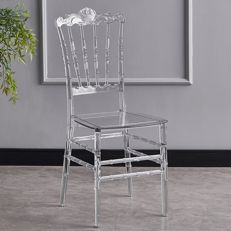 Chaise couronne transparente