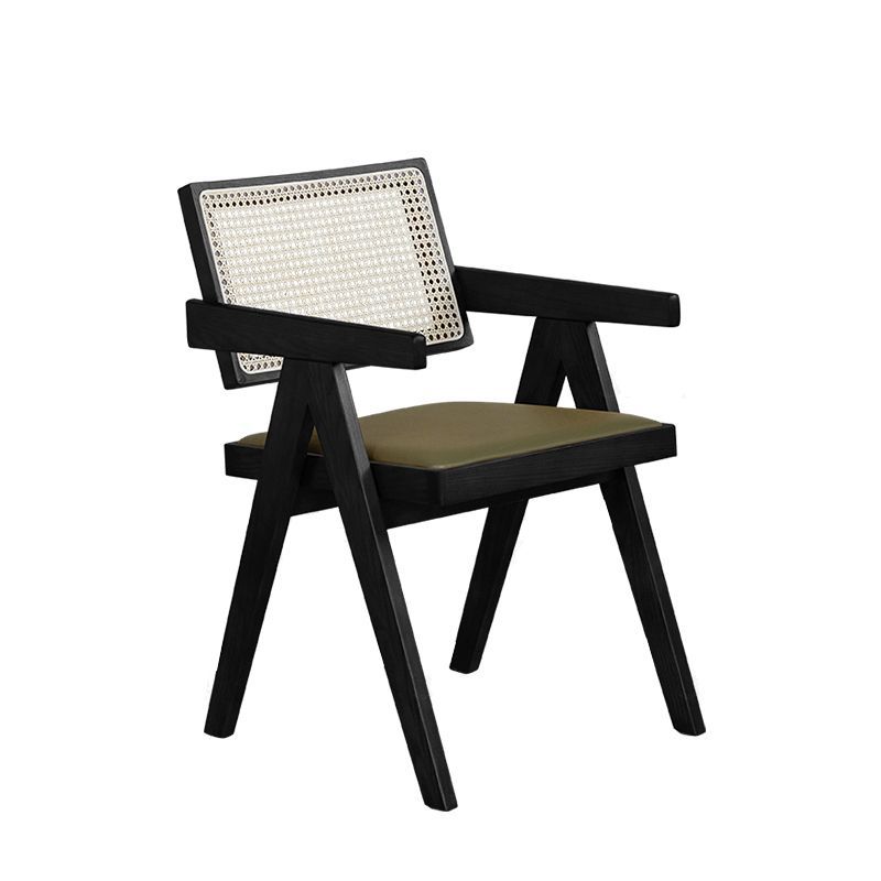 Negro con asiento verde oscuro.