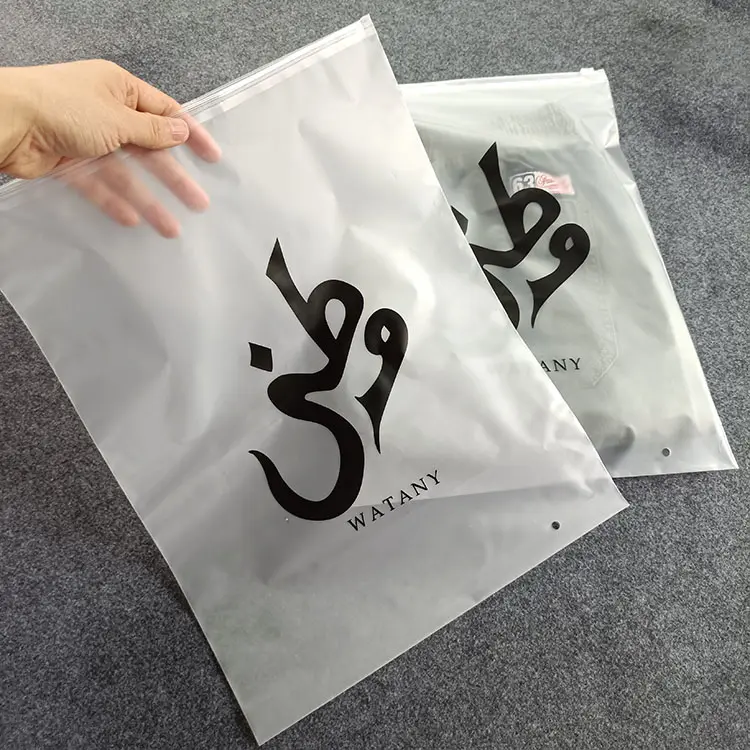 Embalaje de bolsa con cremallera de plástico PE biodegradable personalizado de alta reorden, logotipo impreso camiseta traje de baño embalaje bolsa con cierre hermético para ropa