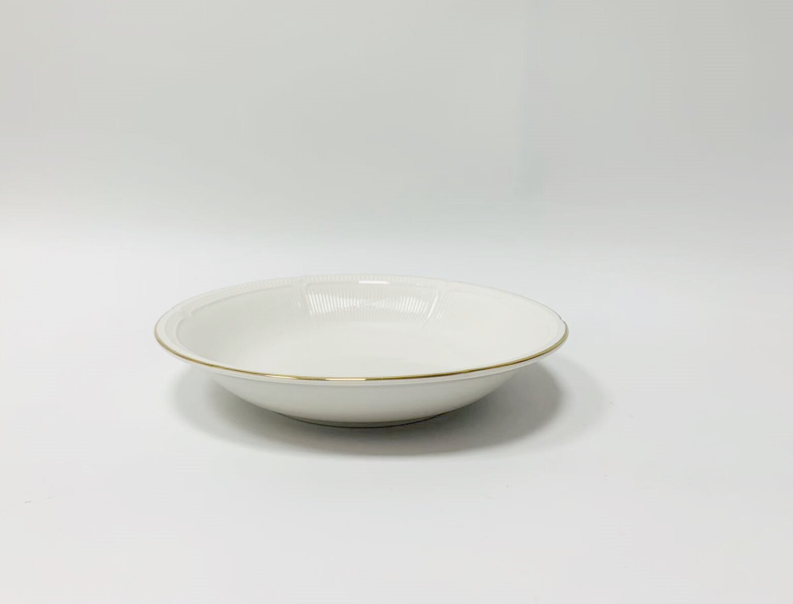 Assiette creuse blanche de 19 cm (7,5 pouces)