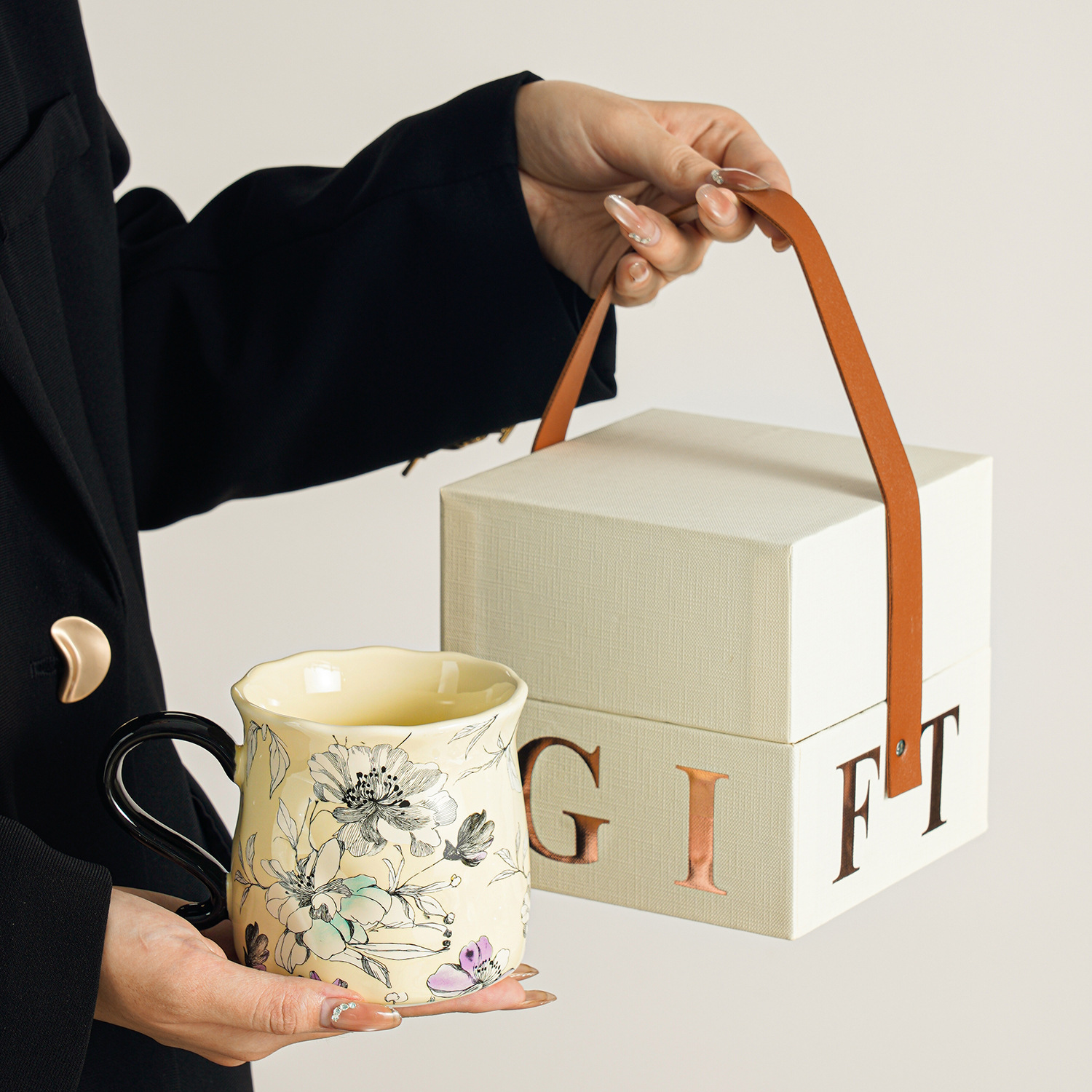 Caja de regalo con borde floral de rima púrpura y detalles en oro champán.