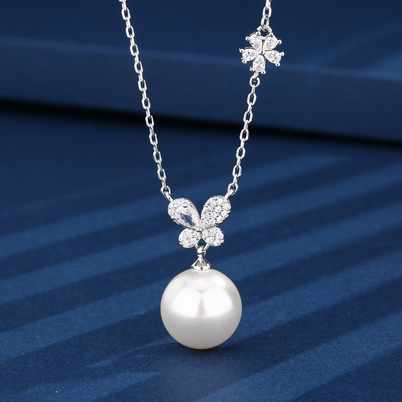 Collar de perlas blancas