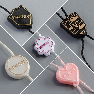 Cuerda de etiqueta colgante personalizada con logotipo en relieve, logotipo de sello de plástico, venta al por mayor, etiquetas oscilantes, cuerda, etiqueta colgante, cuerda de seda - Product Image 1