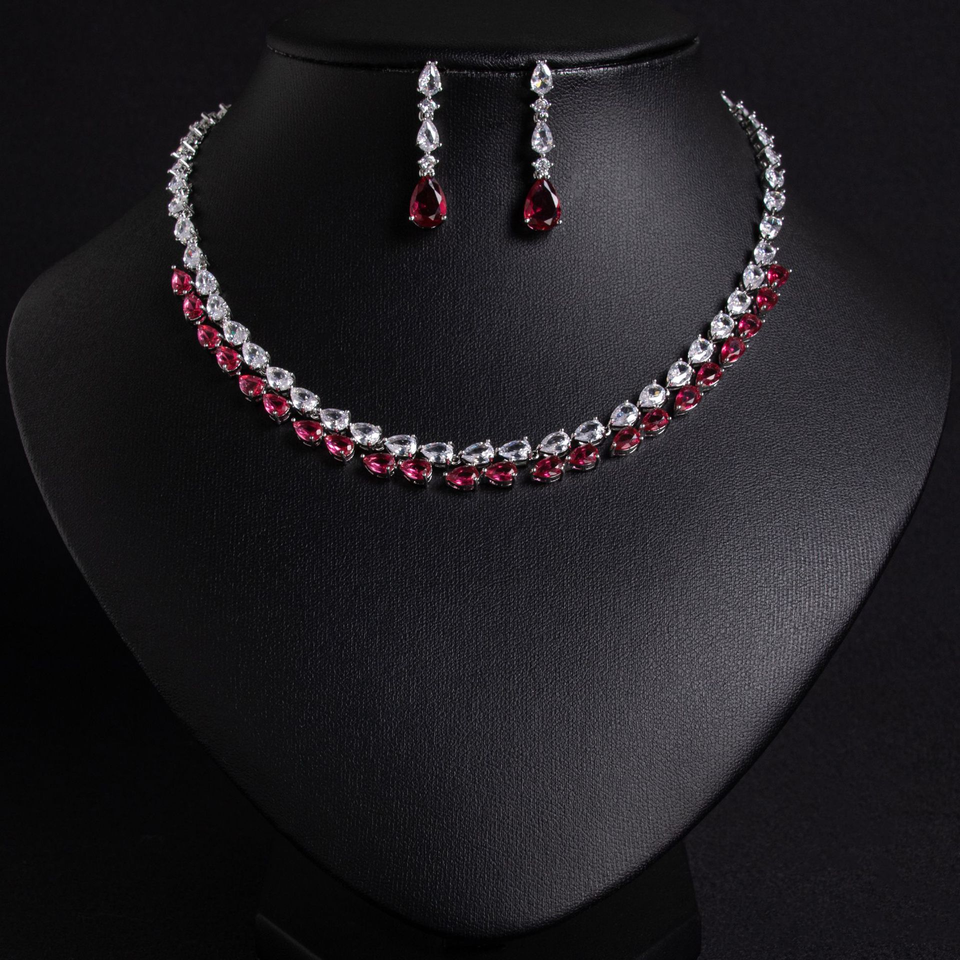 พื้นหลังสีขาว-เซอร์คอนสีแดง