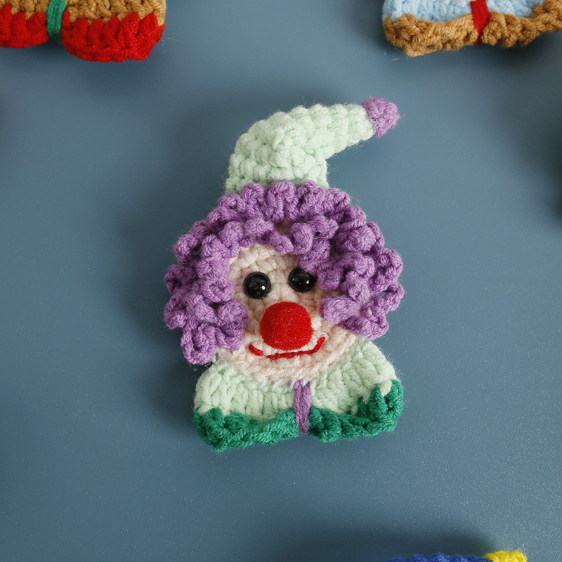 Broche clown cheveux violets