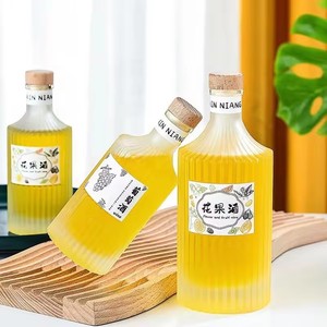 高価値250ml/500mlガラスワインボトル垂直ストライプ厚底透明空プラスチック製スクリューキャップ付き