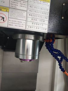 Çin'den yüksek hassasiyetli VMC650 3 eksen CNC işleme makinesi düşük fiyat 16 pozisyon şemsiye aracı dergisi - Product Image 5