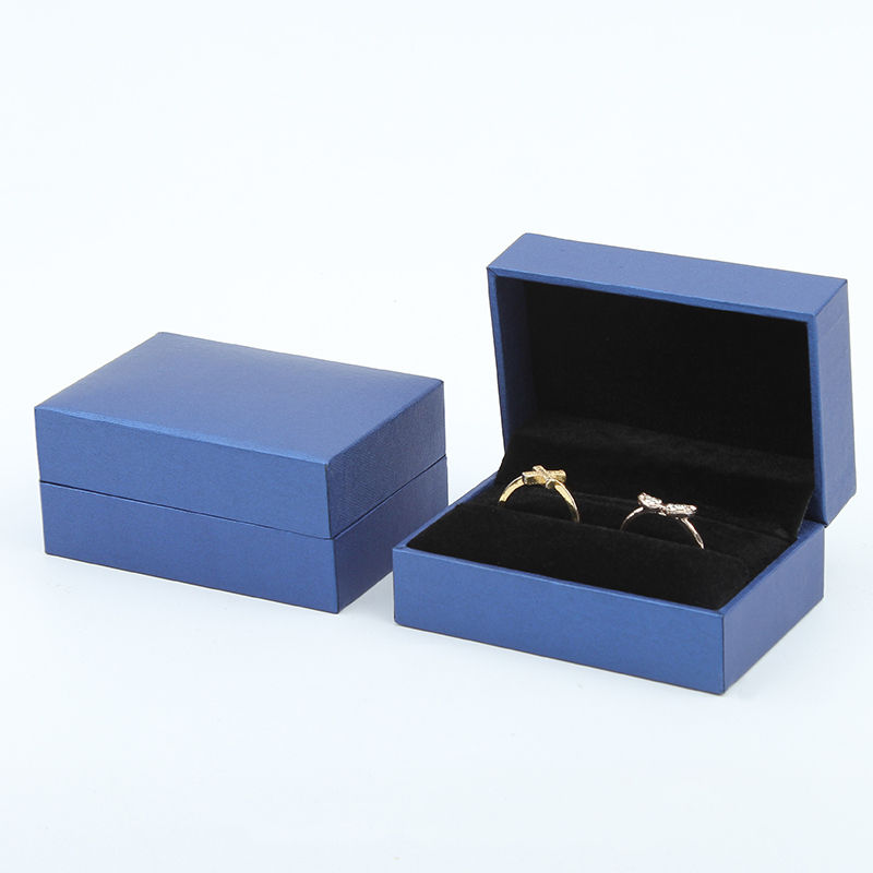 Caja azul del anillo de boda