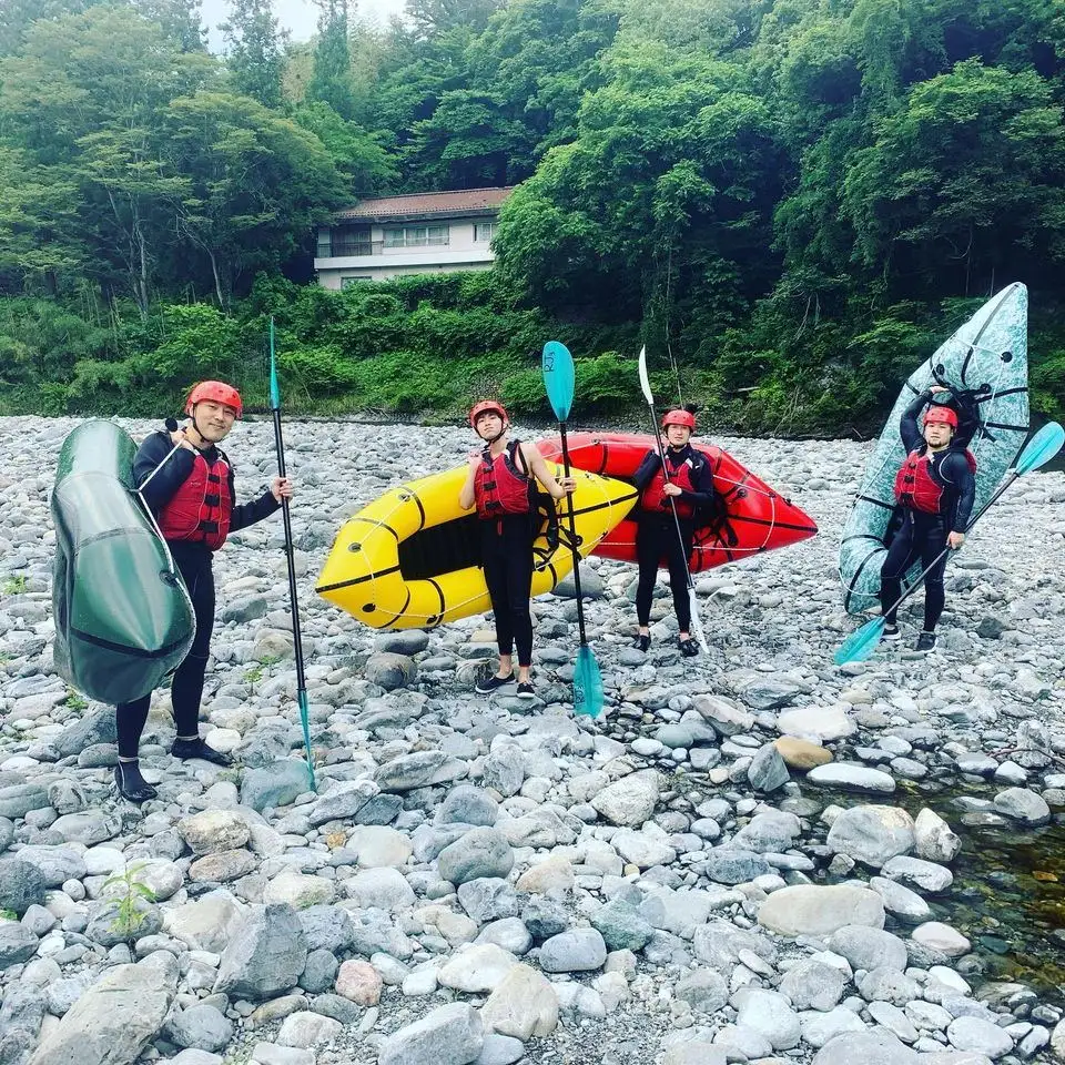 Novo design colorido branco água barato caiaque inflável barco packraft Alta Qualidade Ferry Cataraman Packraft Bota Inflável