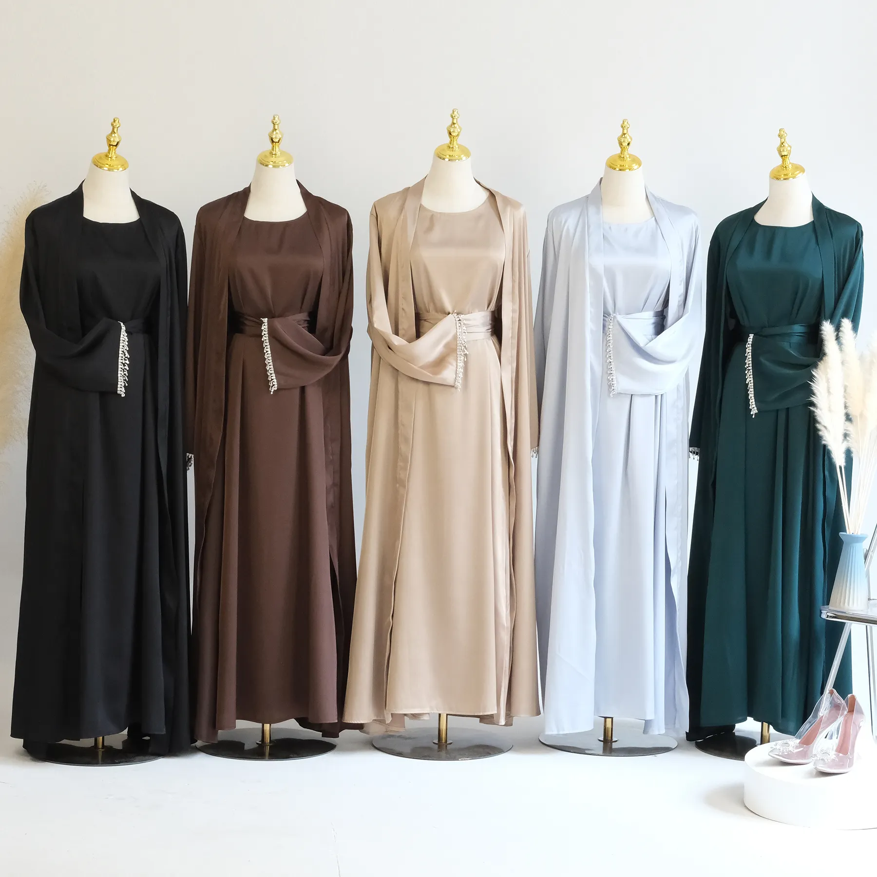 En 2023 venta al por mayor Ramadán nuevo diseño ropa islámica satén diamante Dubai Abaya mujeres musulmanas vestido modesto Abaya conjunto