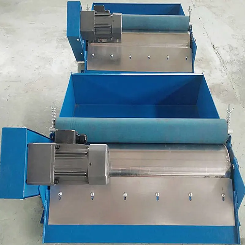 Grinder roller type magnetic separator for removing iron powder