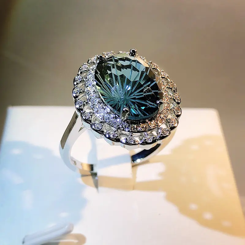 Обручальное кольцо с голубым сапфиром