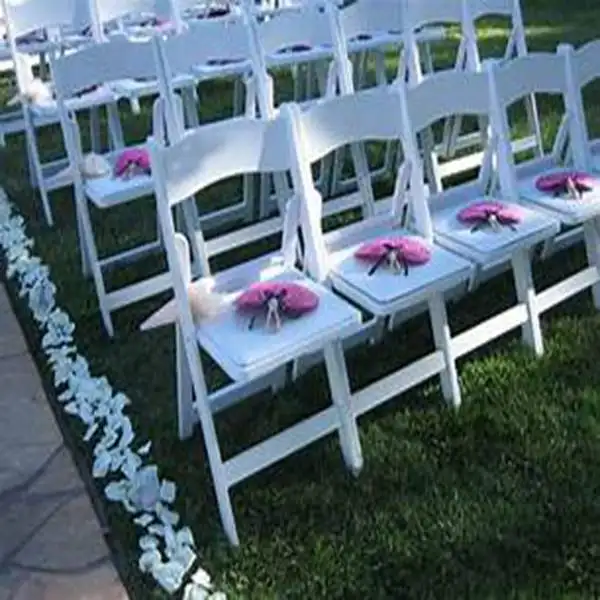 Commercio all'ingrosso di prodotti per la pulizia campeggio portatile all'aperto bianco festa matrimoni sedia pieghevole in resina