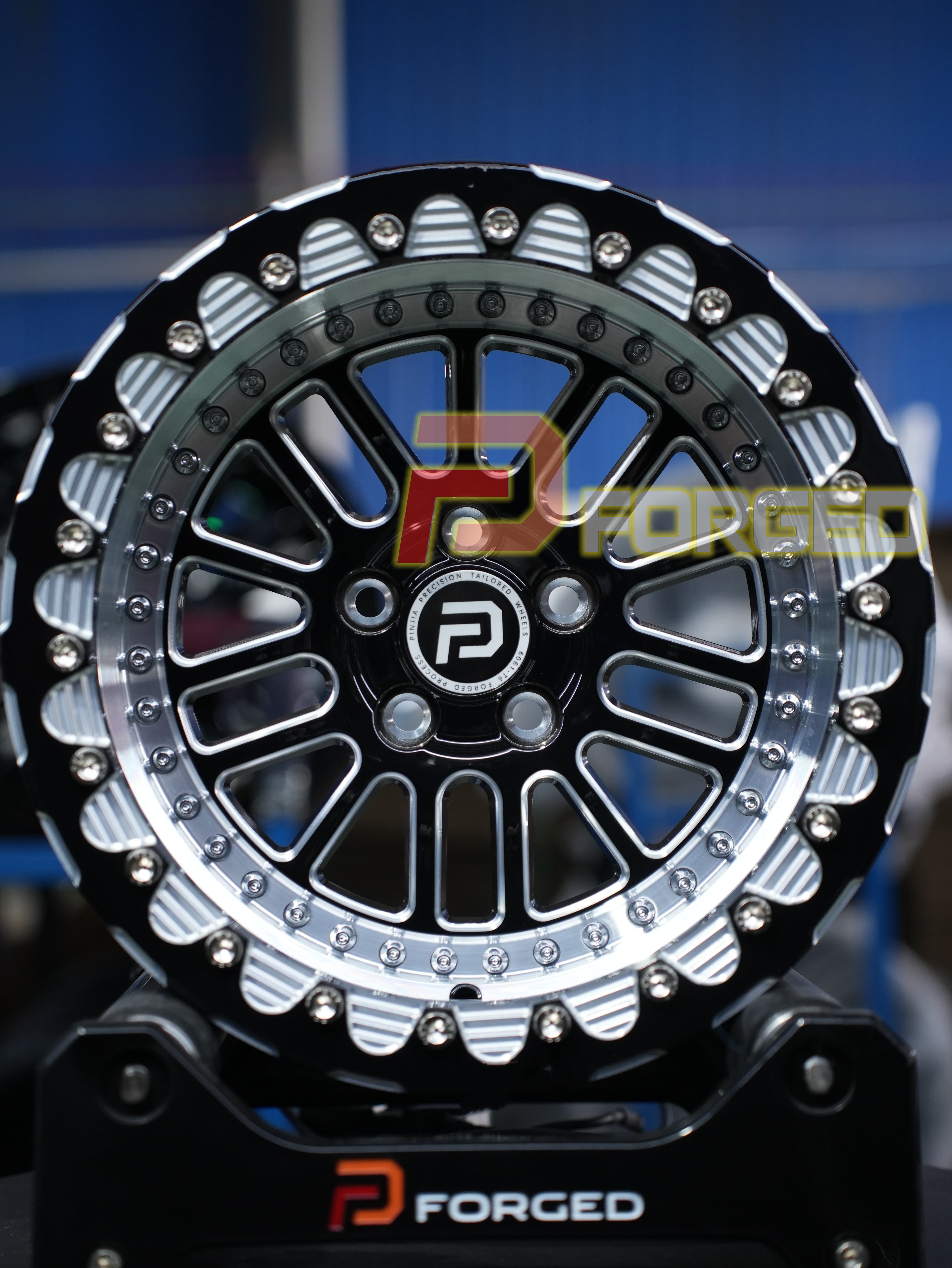 Noir brillant et coupe diamant