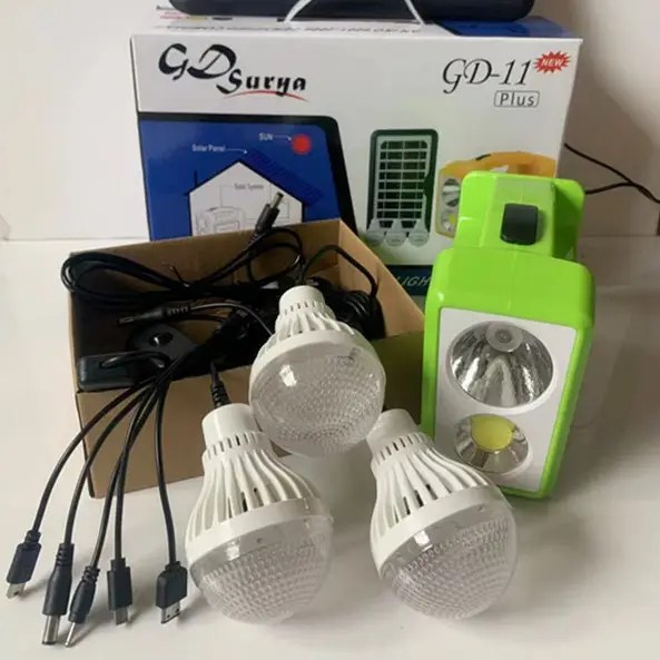 Système d'éclairage solaire GDSURYA GD-11 plus nouveau rechargeable 2021 lampe de camping