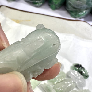 ขายส่ง40มิลลิเมตรที่มีคุณภาพสูงธรรมชาติพม่าหยกแกะสลัก Cicada สัตว์จี้หินสำหรับเครื่องประดับจี้อุปกรณ์ DIY - Product Image 4