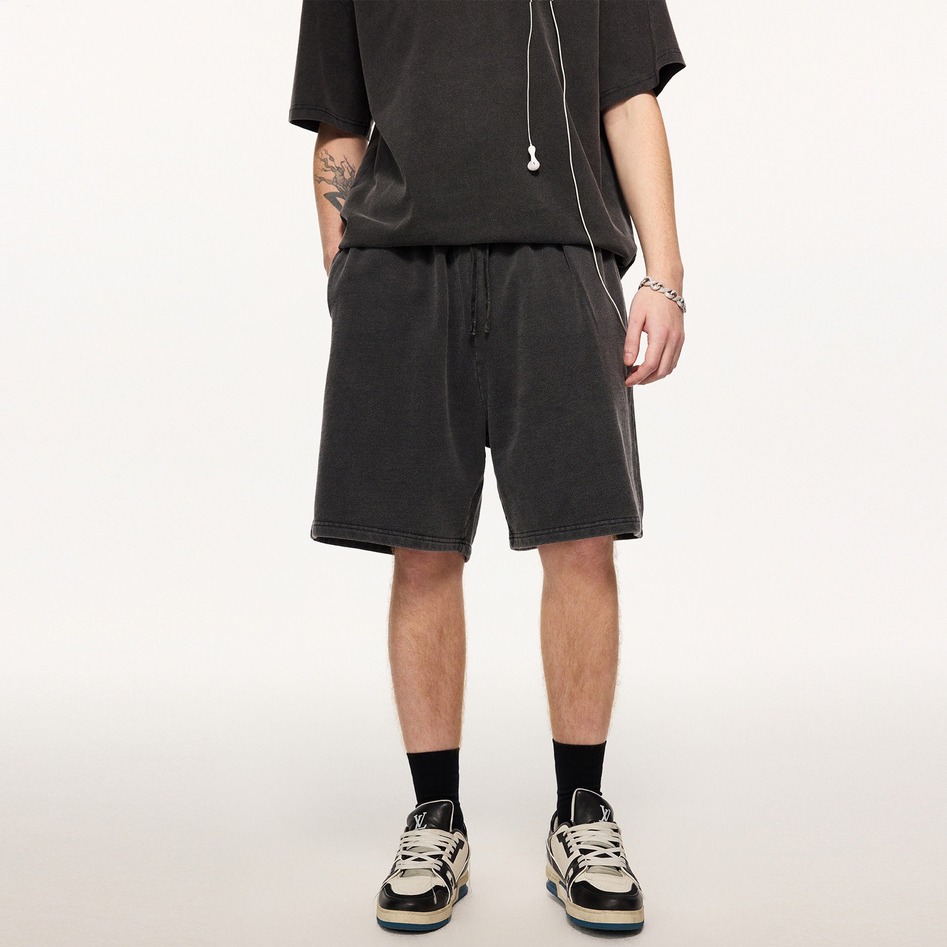 สีเทาเข้ม