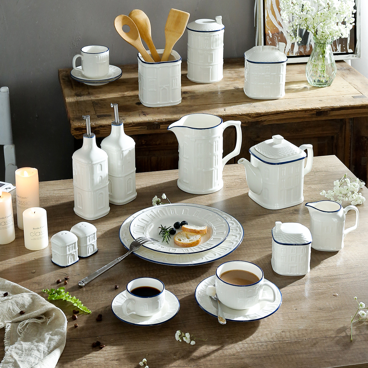 Vaisselle blanche classique avec bordure bleue