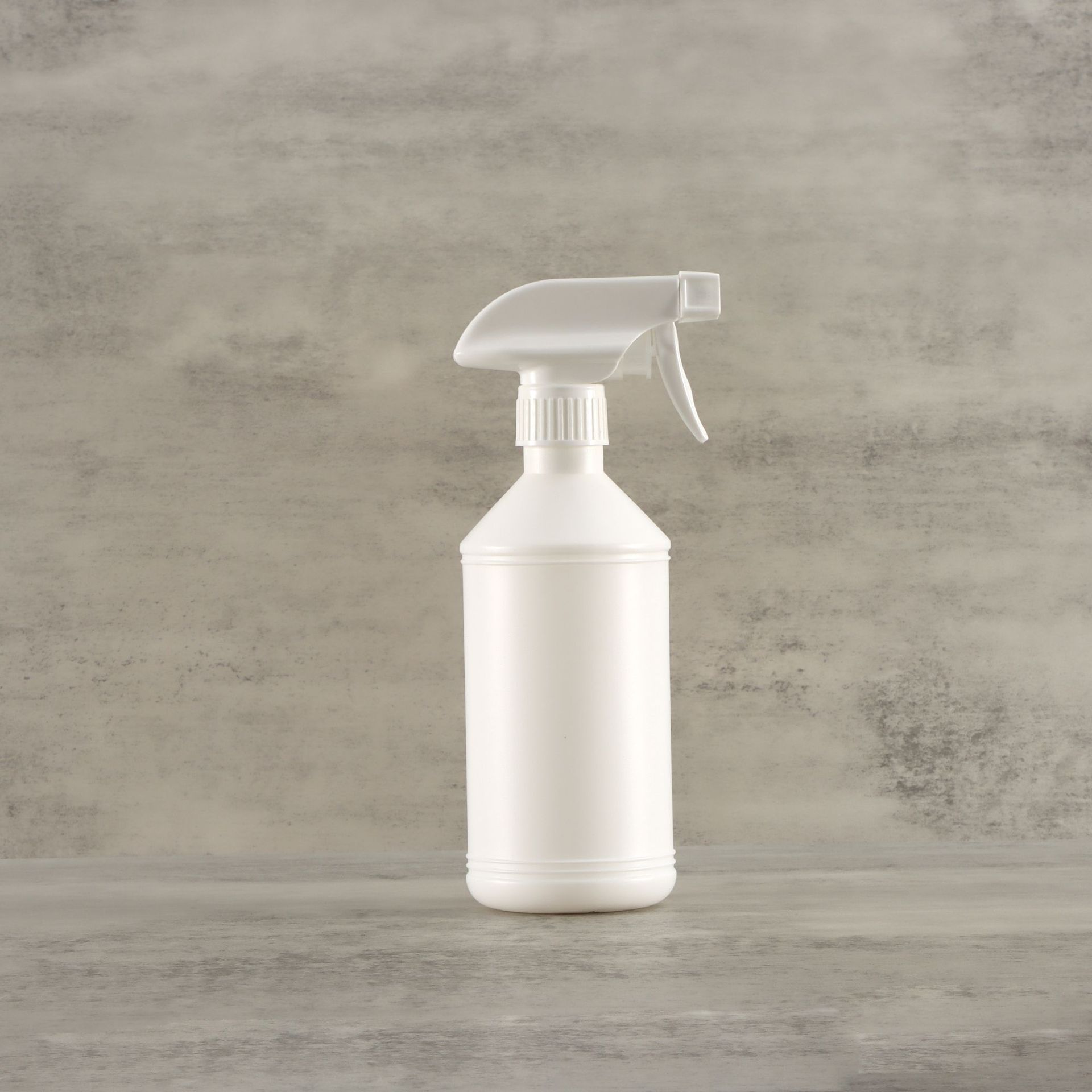 Flacon blanc, pistolet pulvérisateur blanc