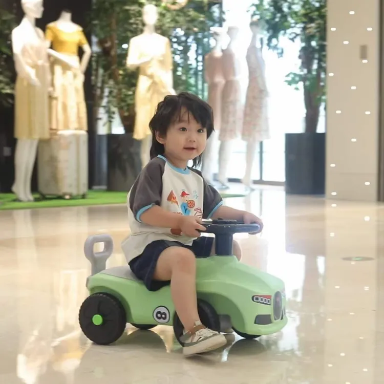 Precio barato de fábrica bebé caminando corriendo niños columpio coche PU 4 ruedas coches para montar