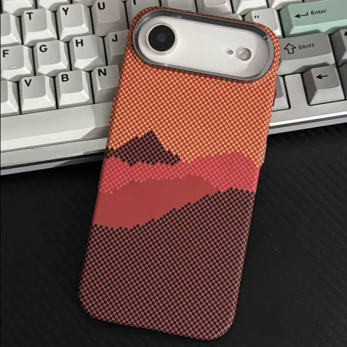 Naranja alpino magnético de montaña y río.